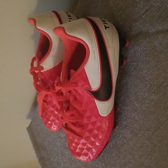 Kids Soccer Shoes - Picture 2 of 4